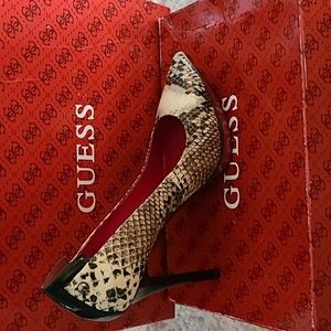 Guess pumps